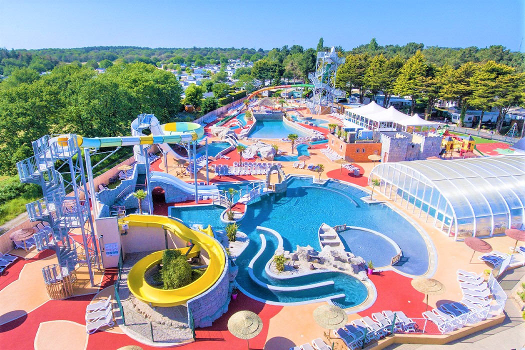 Comment trouver un camping avec parc aquatique en juillet ou en août ?